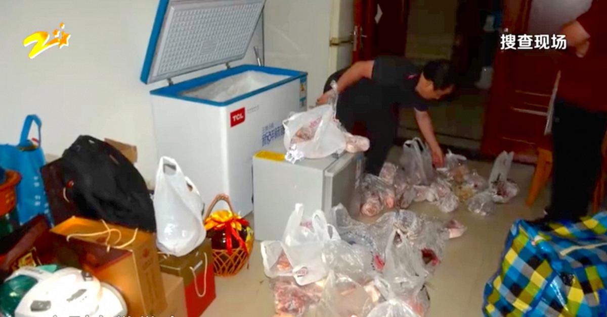 Đột kích nhà một cựu quan chức, phát hiện số lượng lớn vàng thỏi nhét trong bọc thịt gà ở tủ đông