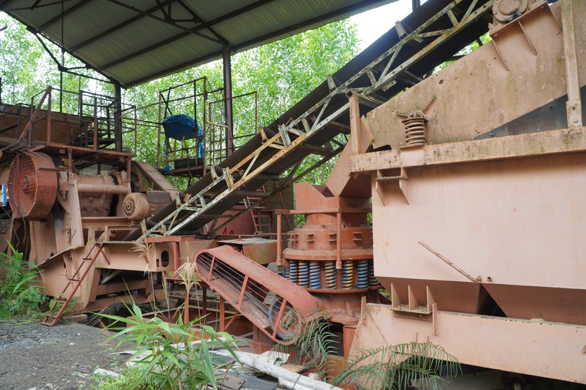 Những cỗ máy tiền tỷ bỏ hoang gần thập kỷ giữa rừng ở Huế