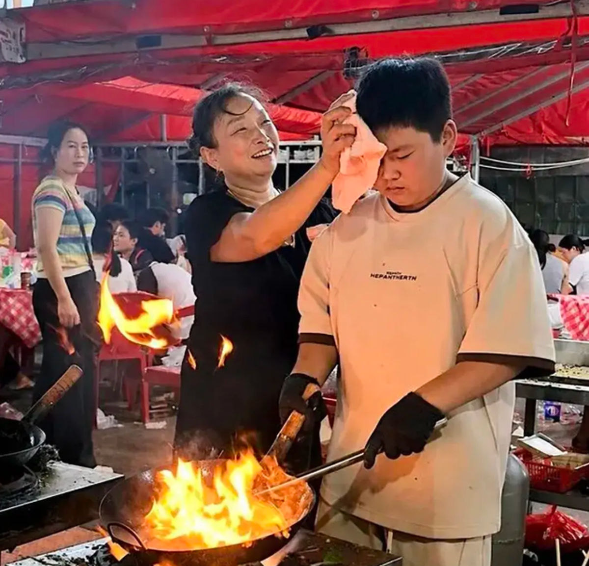Bức ảnh khiến các bậc phụ huynh phải thốt lên: Có được đứa con như này quý hơn "vàng mười"!