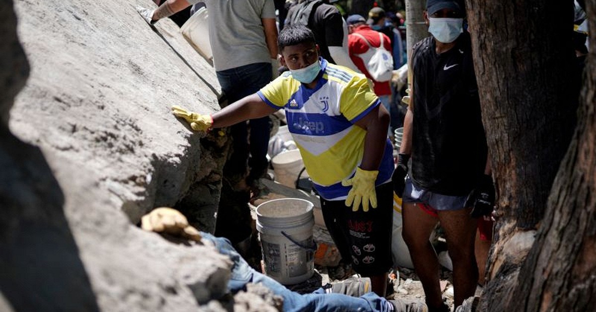Phép màu trong thảm cảnh động đất Colombia: Vỡ òa trước khoảnh khắc một em bé được cứu sống dưới hàng tấn đổ nát