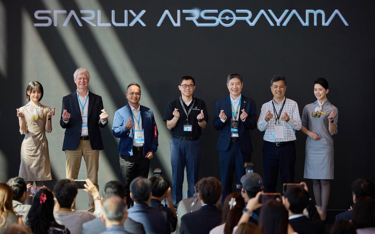 STARLUX ra mắt AIRSORAYAMA Silver sau năm thứ hai đạt SKYTRAX 5 sao