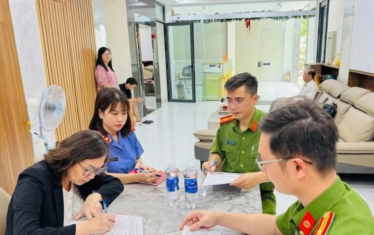 Dùng tài khoản cá nhân 'né' thuế, chủ doanh nghiệp vàng bạc bị khởi tố