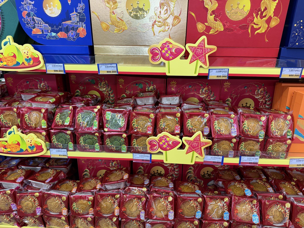 Sức mua bánh trung thu đầu mùa dè dặt, cuộc đua...