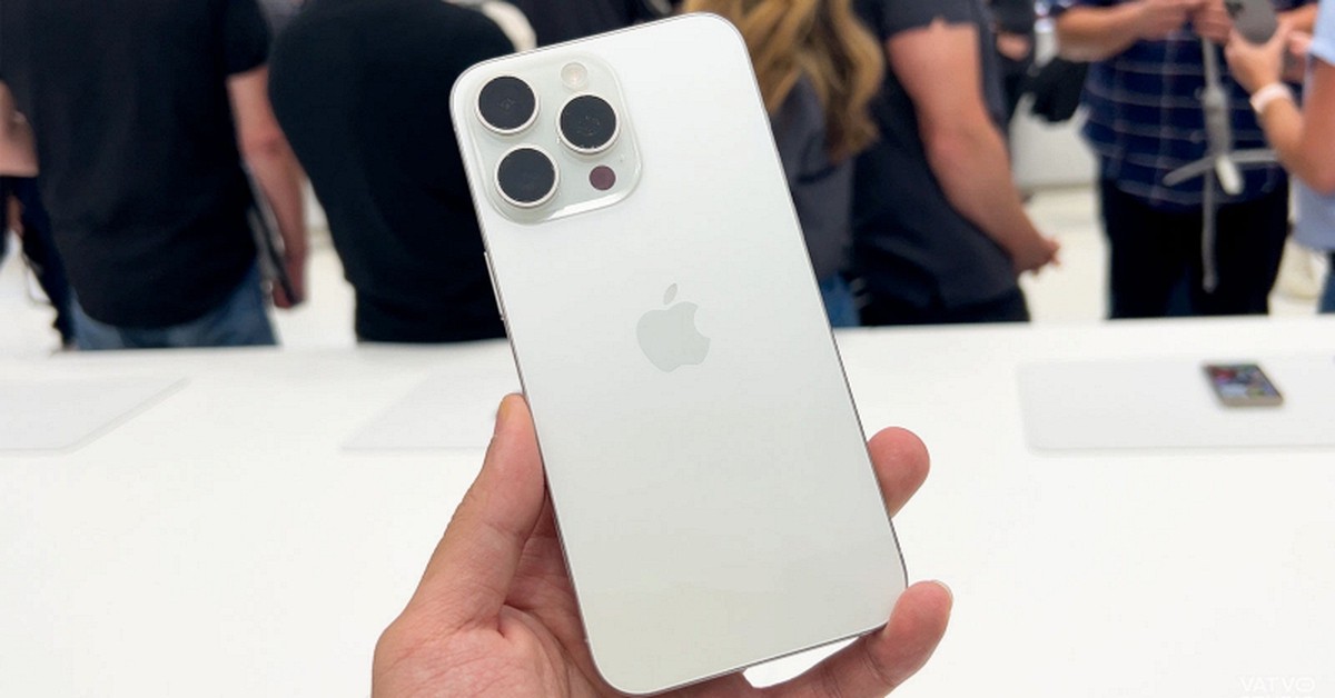 iPhone 15 Pro Max giảm hơn một nửa giá