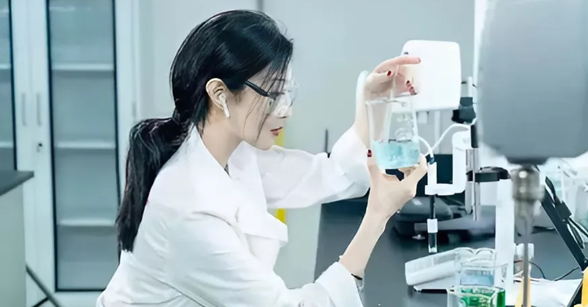 Phú bà livestream bán mặt nạ kiếm trăm tỷ, quá khứ bị phốt "làm màu" trong phòng thí nghiệm