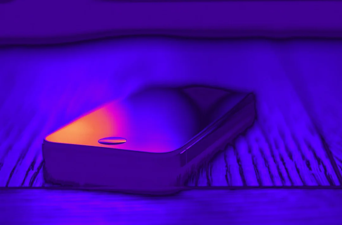 Đang nằm im trong két, hàng loạt iPhone tự khởi...