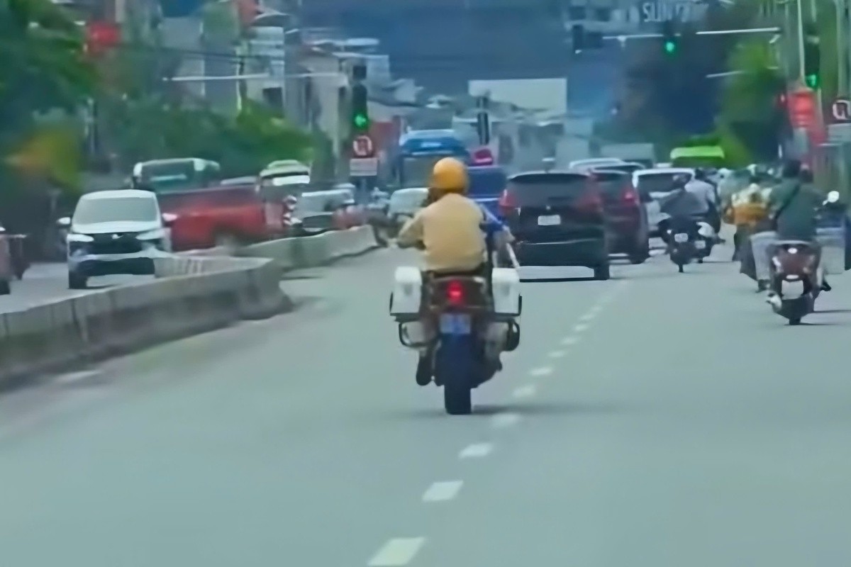 CSGT Hà Nội dẫn đường đưa bé trai 5 tuổi xuất huyết cấp đi cấp cứu