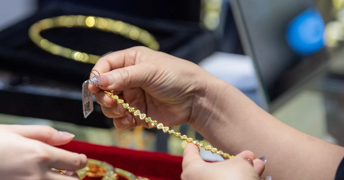 Giá vàng hôm nay (15/8): Giằng co đến khi nào?