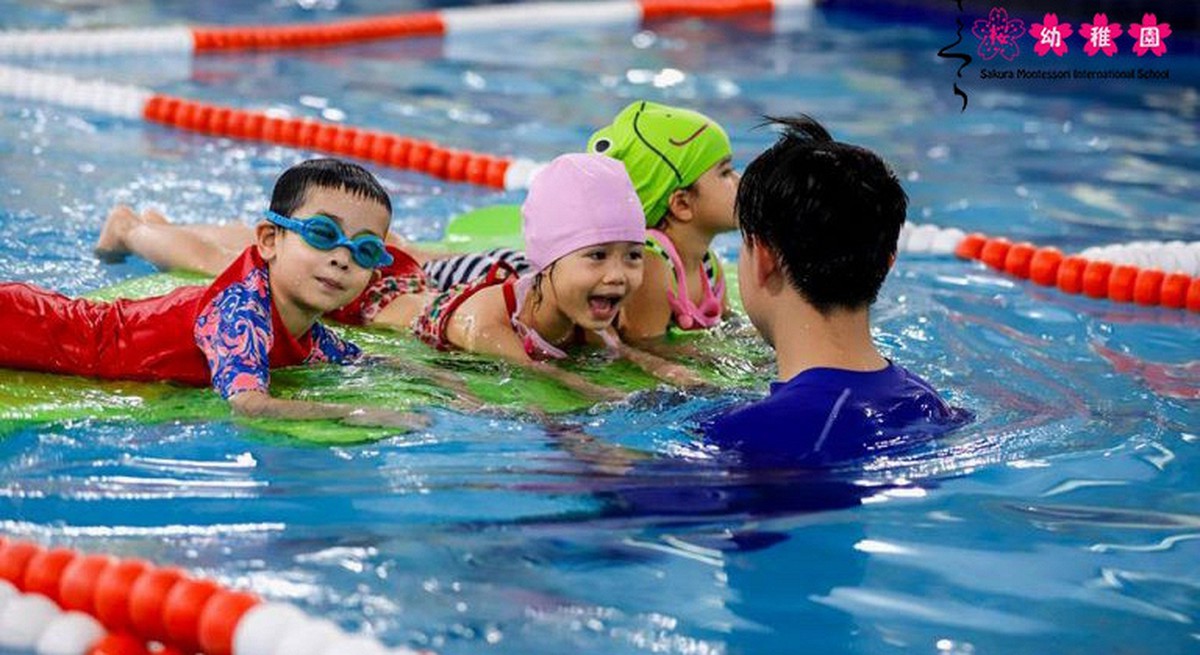 Bé 3 tuổi sốt cao, phát ban sau khi đi công viên nước: 4 bước phụ huynh cần làm ngay trước khi cho con xuống nước