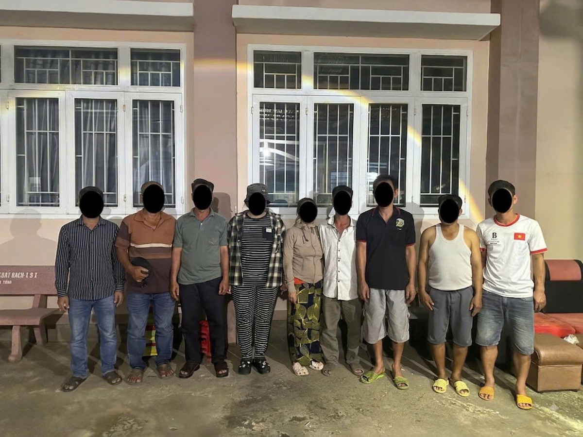 Công an kiểm tra một căn nhà, mời 7 người liên quan đến số tiền 5.574.000 đồng về trụ sở làm việc