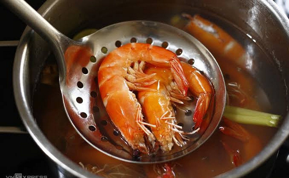 Vì sao nên cho thêm vài lát gừng, nhánh sả vào nồi khi luộc tôm? Nhiều người đến giờ vẫn chưa biết mẹo này