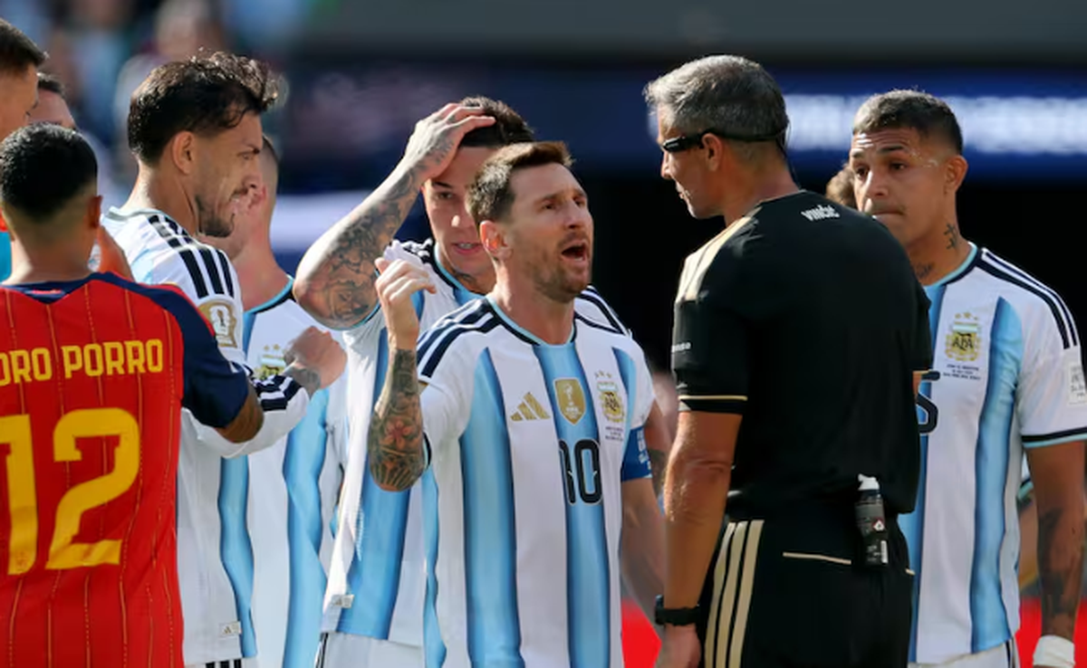 3 triệu người xem video chưa từng công bố hé lộ câu nói cực gắt của trọng tài với Messi ở chung kết World Cup