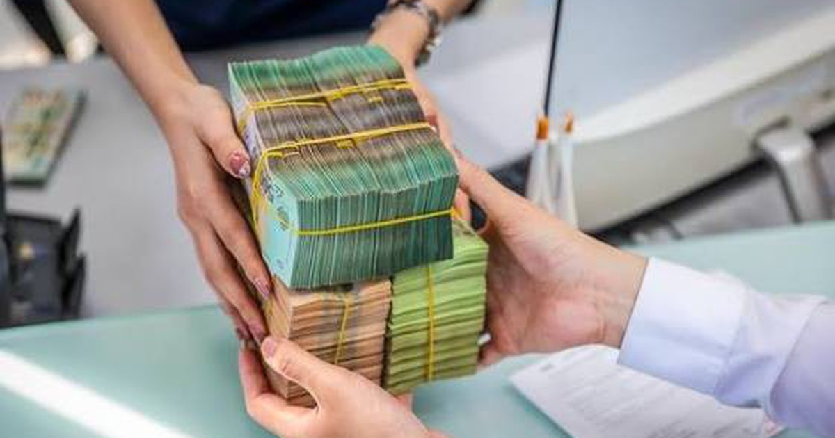 Nhiều người tranh thủ gửi tiền kỳ hạn dài trước...