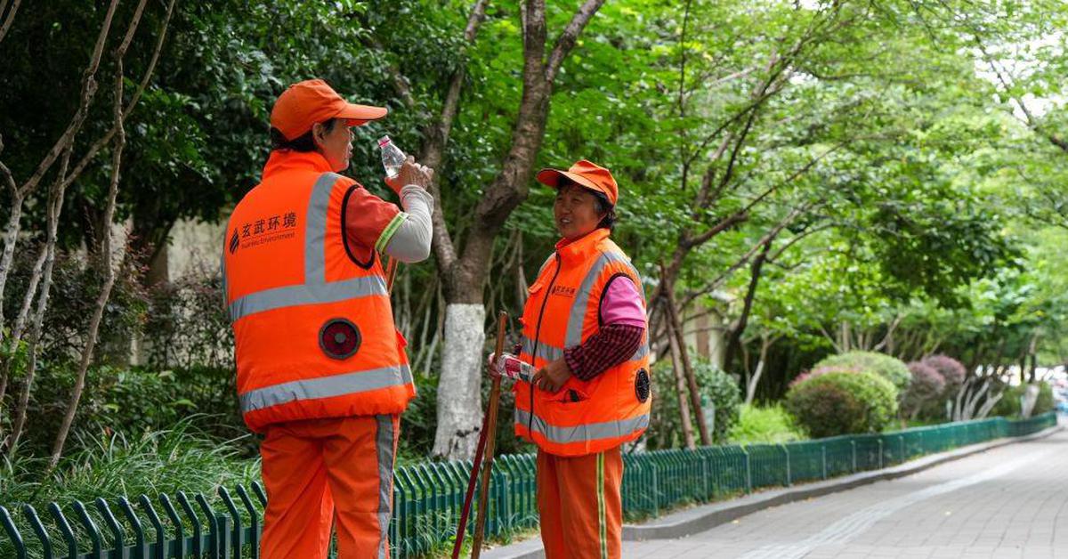 Trung Quốc phát "áo điều hòa" cho công nhân qué...