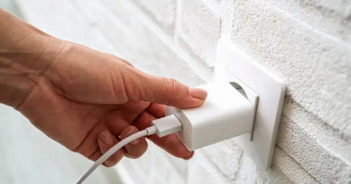 Lời khuyên cho tất cả những ai không rút sạc điện thoại khi đi ngủ