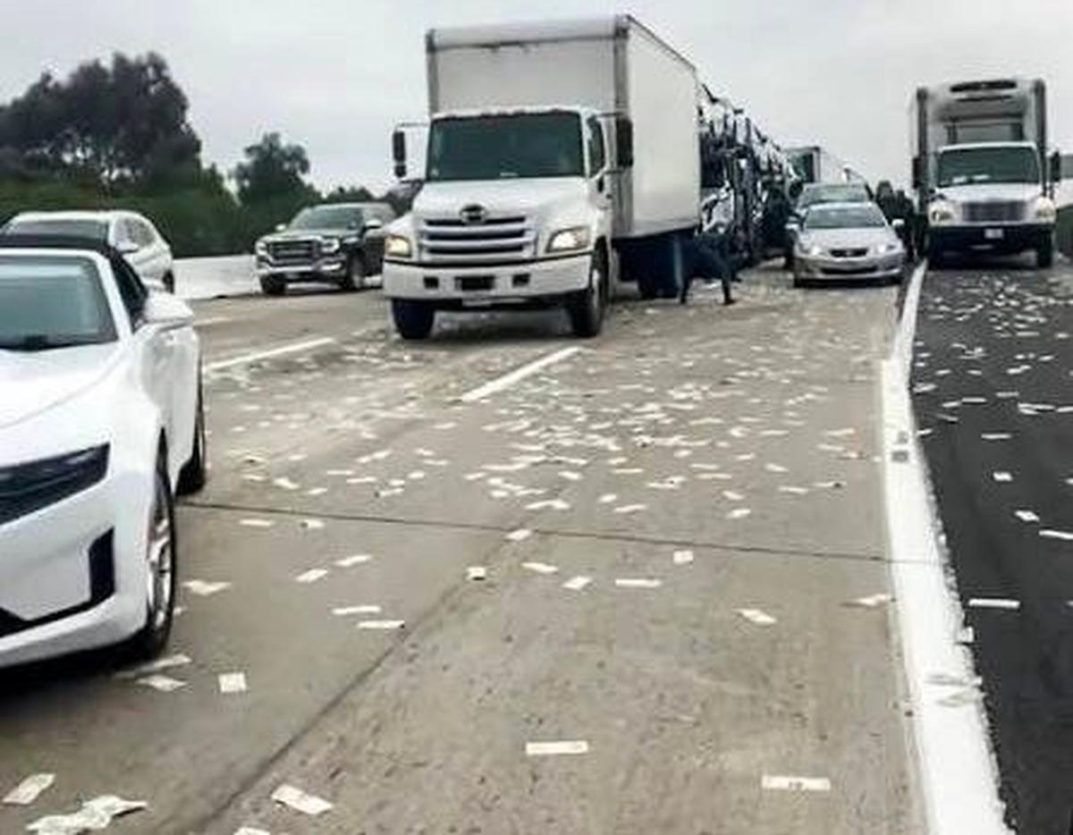 Phát hiện hơn 5 tỷ đồng tiền mặt bay lả tả trên đường cao tốc