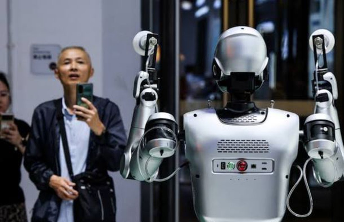 Trung Quốc đang tự mua, tự bán robot hình người?