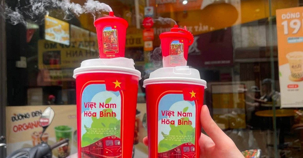 Hãng trà sữa Hà Nội ra mẫu ly mới biết “phun khói”, mô phỏng đoàn tàu di sản đi khắp Việt Nam