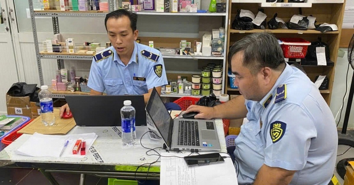 Kiểm tra đột xuất kho hàng, phát hiện hàng trăm sản phẩm nhập lậu, thu giữ lô hàng trị giá hơn 126 triệu đồng