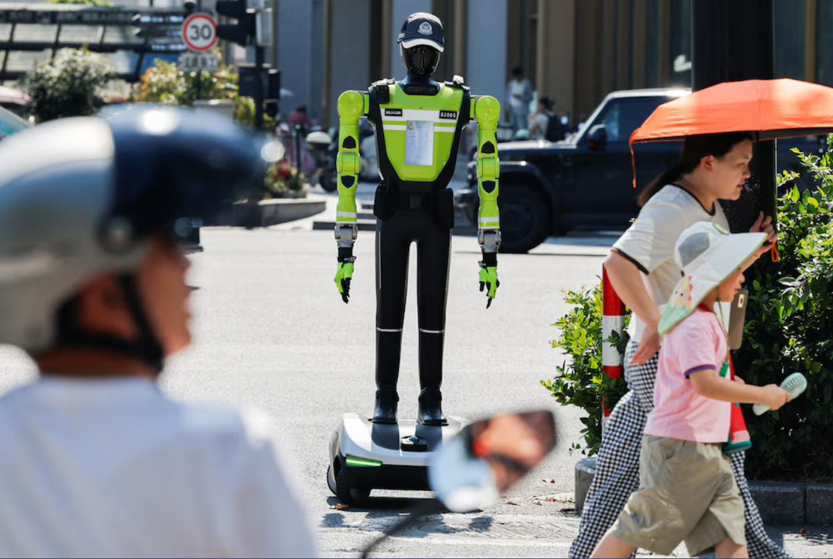 Trung Quốc đưa robot cảnh sát xuống đường: khôn...