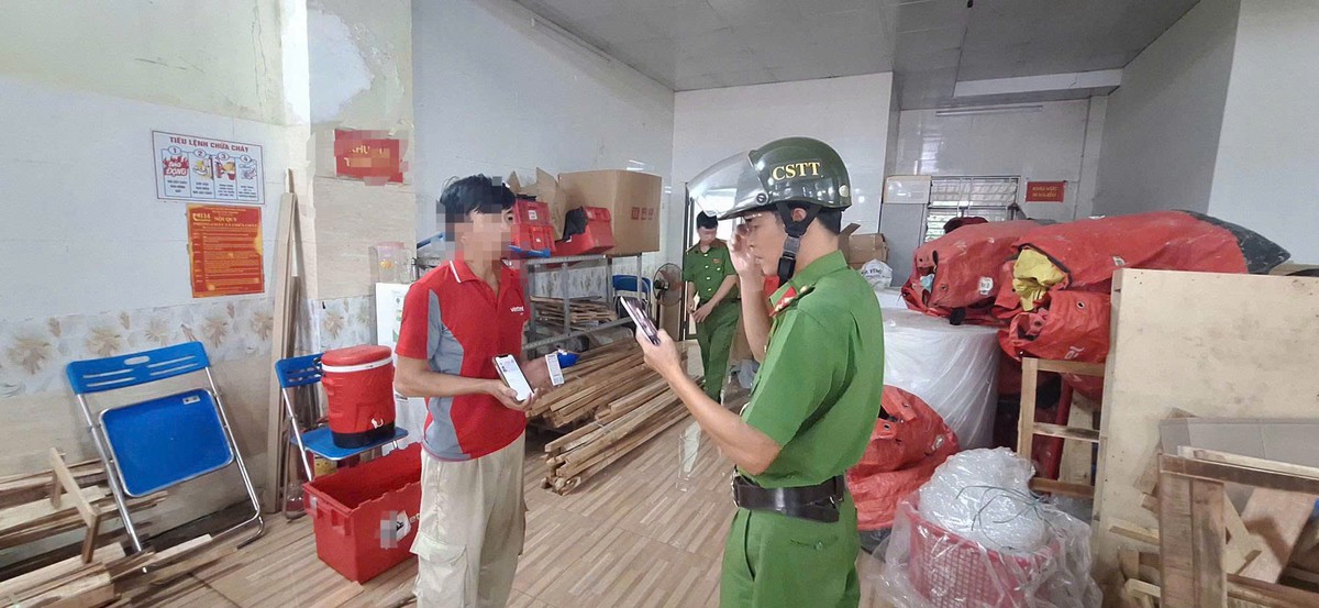 Công an ra quân kiểm tra 2 cơ sở kinh doanh dịch vụ shipper, test nhanh ma túy nhân viên