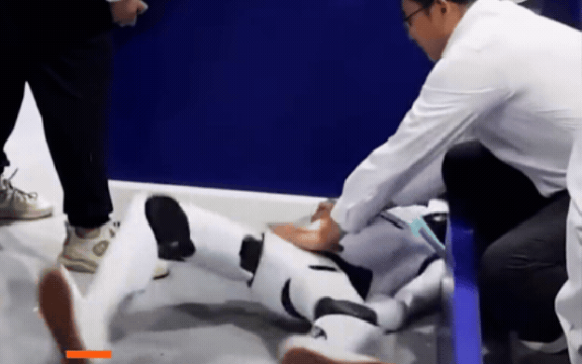 Robot mất kiểm soát, quẫy đạp dữ dội tại Hội ng...