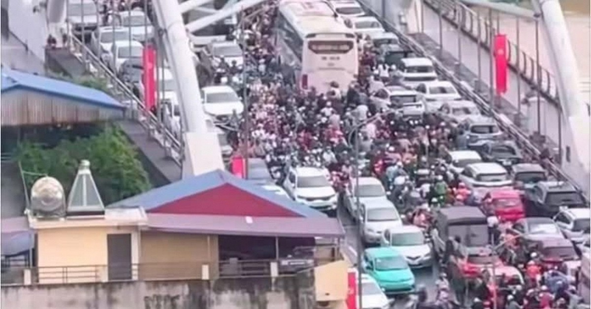 Lũ sông vượt mức báo động, người dân Thái Nguyên xuyên đêm mang ô tô lên cầu tránh ngập