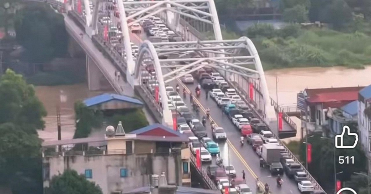 Ô tô xếp hàng dài trên cầu để tránh lũ ở Thái Nguyên: Rút kinh nghiệm năm ngoái sửa xe hết 100 triệu đồng