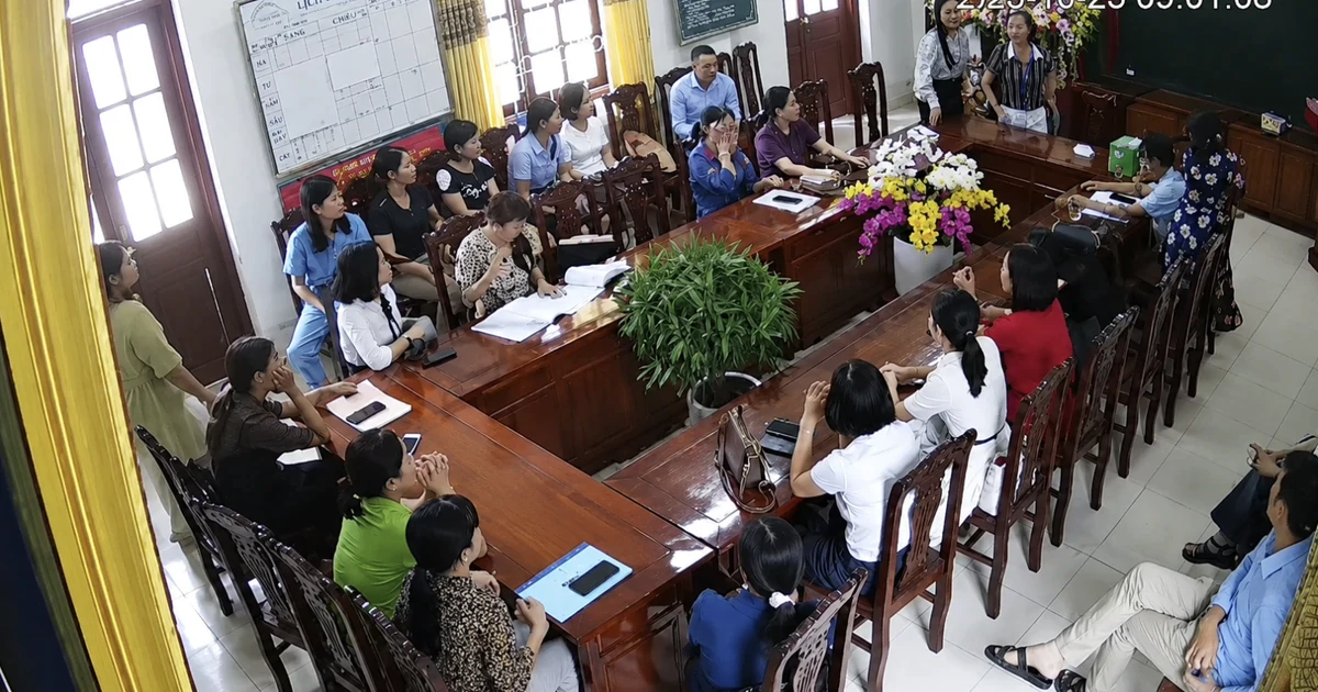 Nữ hiệu trưởng đập bàn, ném cốc thôi làm hiệu trưởng