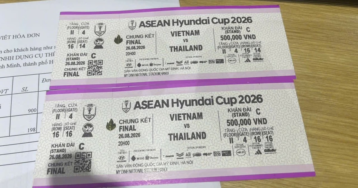 Đủ kiểu hét giá vé xem tuyển Việt Nam đấu Thái Lan từ trên mạng ra đường phố