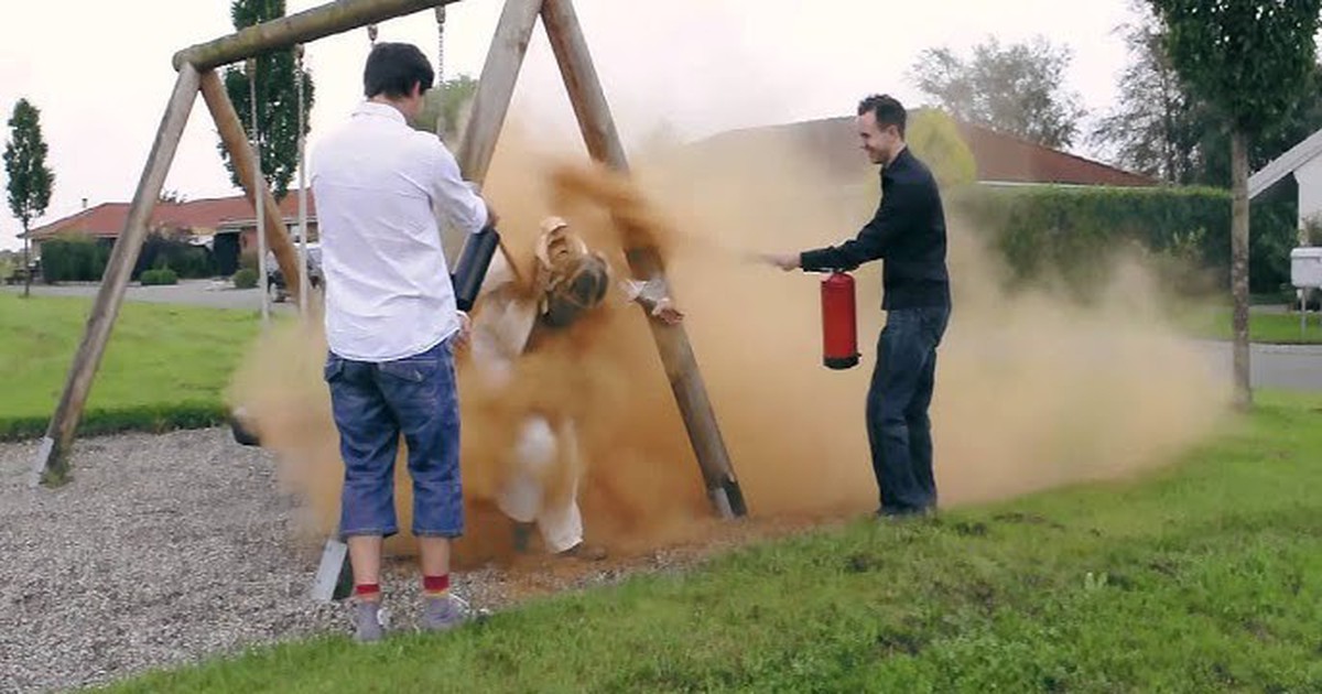 Sinh nhật khó quên ở Đan Mạch: 25 tuổi mà vẫn ‘ế’ có thể bị bạn bè trói vào cột, phủ đầy bột quế