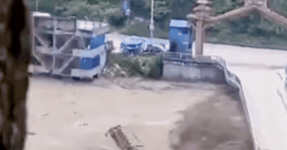 Ít nhất 150 người đã thiệt mạng khi lũ quét cuốn trôi hàng trăm du khách ở biên giới Nepal - Trung Quốc: Cây cầu sụp đổ trong tích tắc, cứu hộ gấp rút từng giây