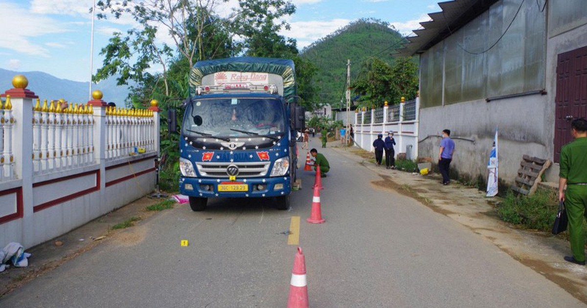 Tài xế ô tô lùi xe không quan sát khiến 2 cháu bé tử vong thương tâm
