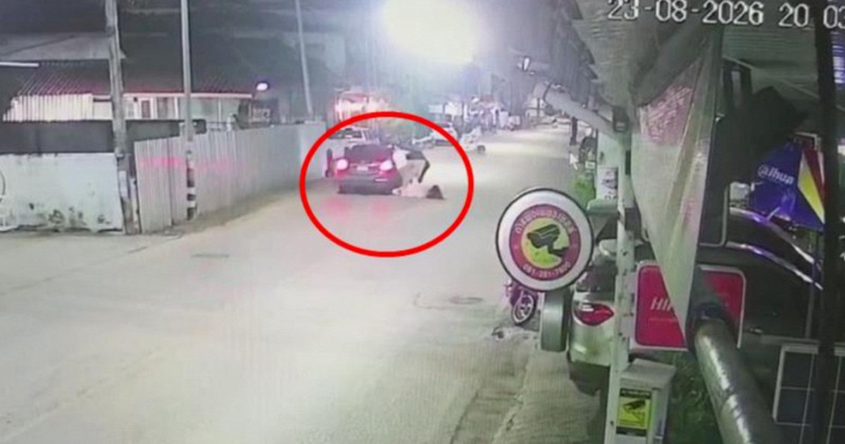 Đi qua chốt kiểm soát của cảnh sát, cô gái hét lớn cầu cứu rồi lao ra ngoài cửa, thoát khỏi xe của nhóm bắt cóc