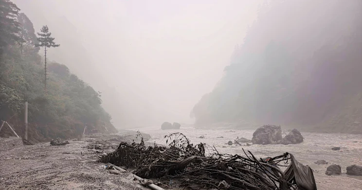 Lũ quét ‘cắt đứt’ hành lang văn hóa Nepal - Tây Tạng: Tuyến đường tới núi thiêng tê liệt, hàng trăm du khách mất liên lạc