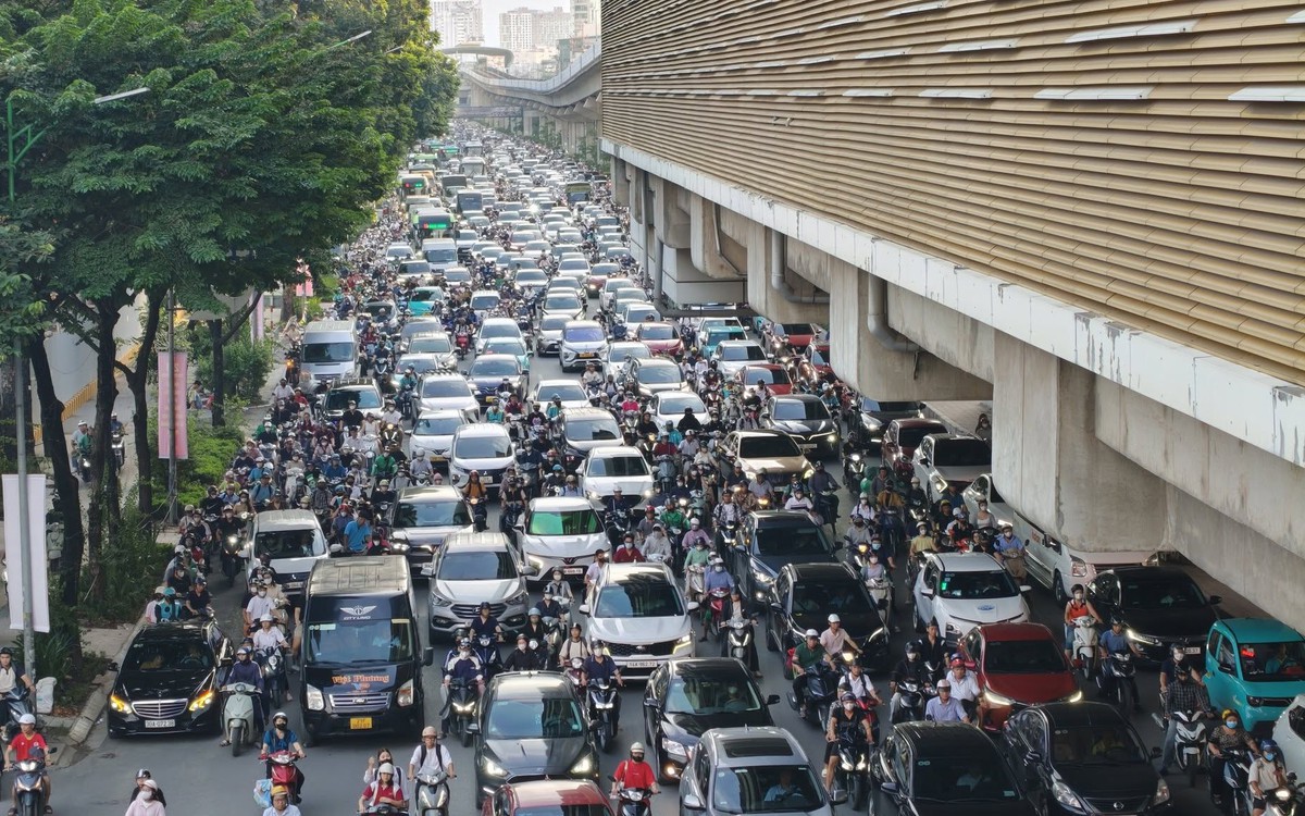Hà Nội chiều tối 28/8: Người dân ùn ùn về quê, nhiều tuyến đường đông nghẹt phương tiện