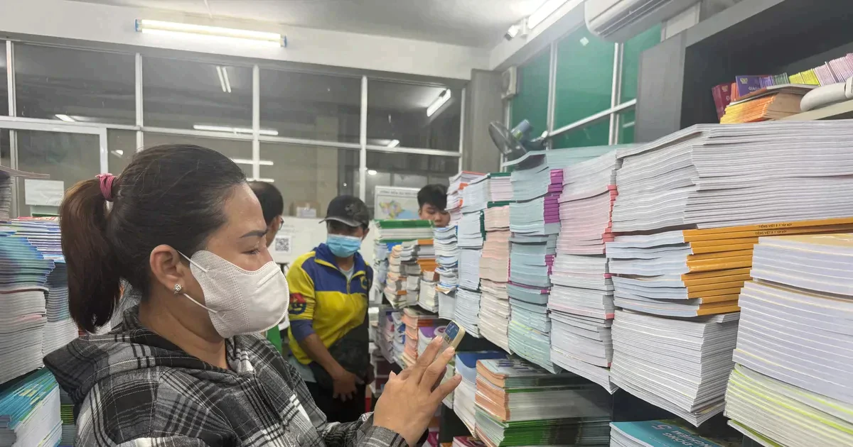 Phụ huynh xếp hàng mua sách giáo khoa trong ngày đầu nghỉ lễ