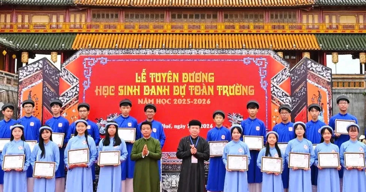 Lần đầu vinh danh gần 400 học sinh xuất sắc trư...