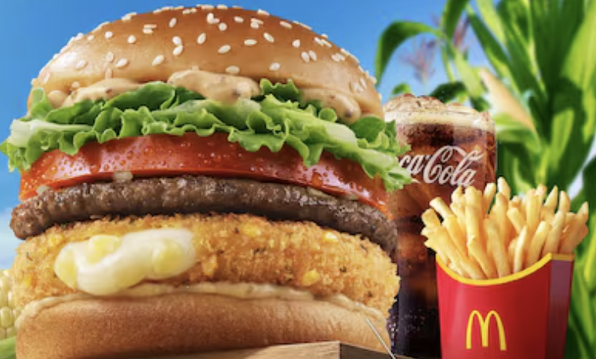 McDonald"s Hàn quốc dừng bán món burger "quốc dân" sau khi tiêu thụ hơn 1 triệu chiếc vì trong bánh có... đá cuội