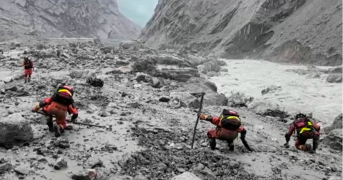 Nepal chật vật cứu hàng trăm người kẹt trong hầ...