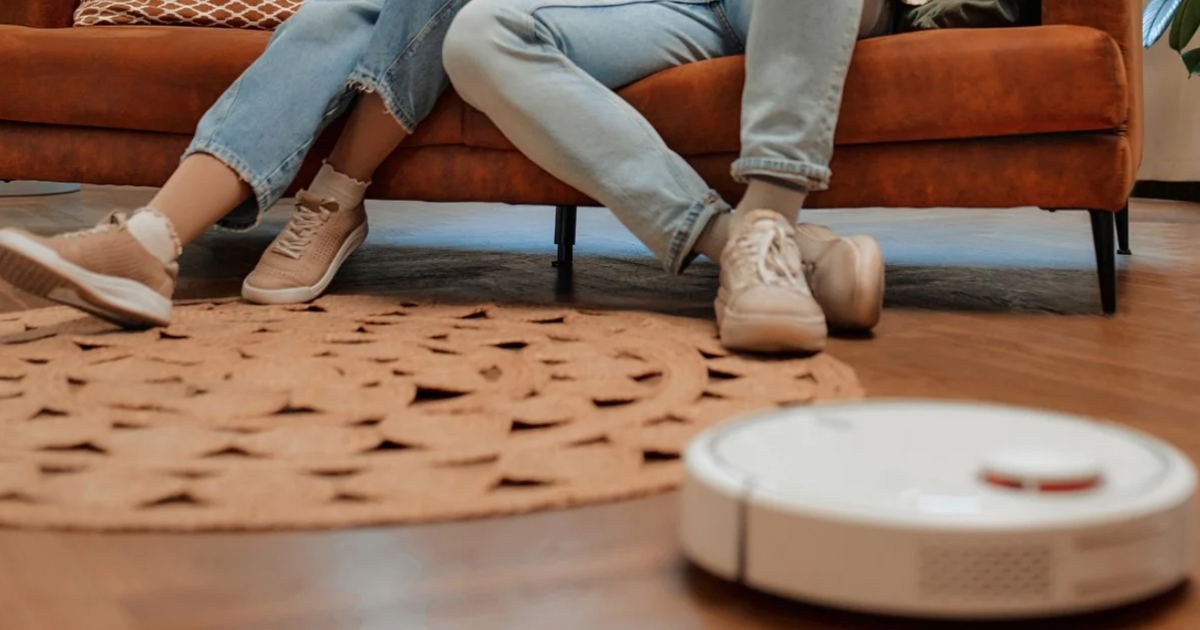 Người chồng lĩnh án tù vì dùng robot hút bụi quay cảnh vợ ngoại tình