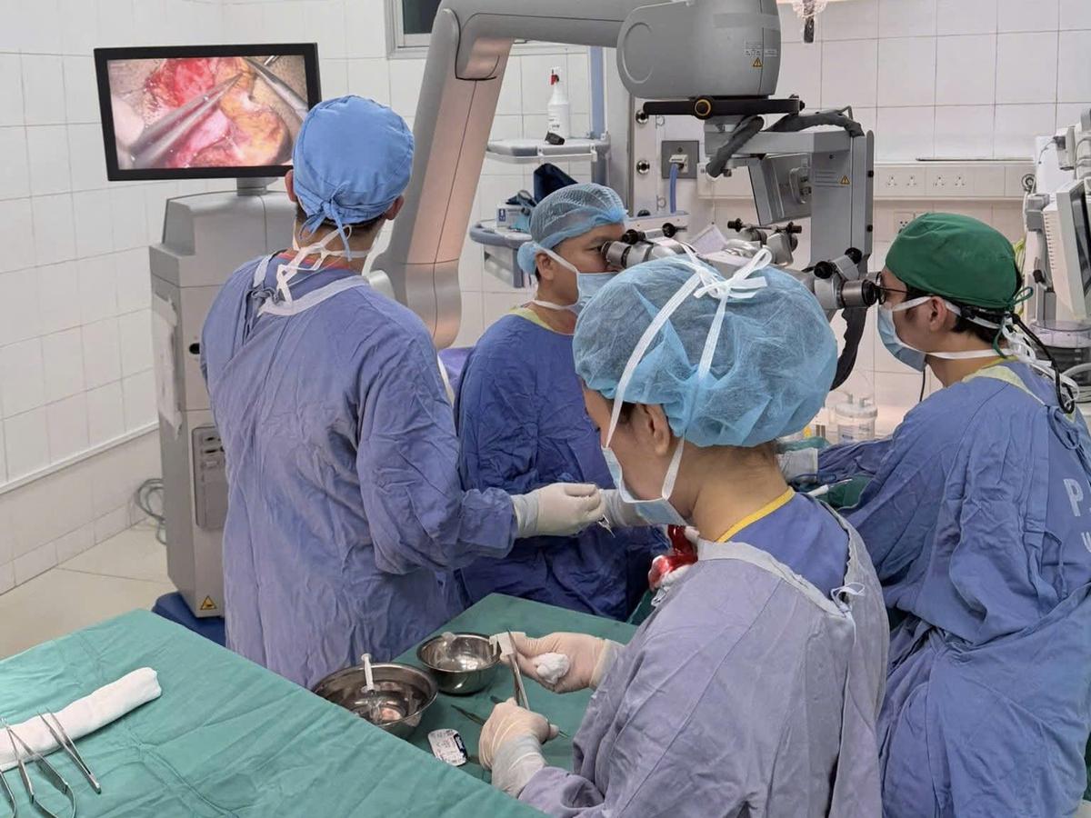 10 tiếng "cân não" trong phòng mổ, Bác sĩ Bệnh viện Việt Đức cứu người phụ nữ bị cuốn tóc vào máy cắt gỗ, lột toàn bộ da đầu