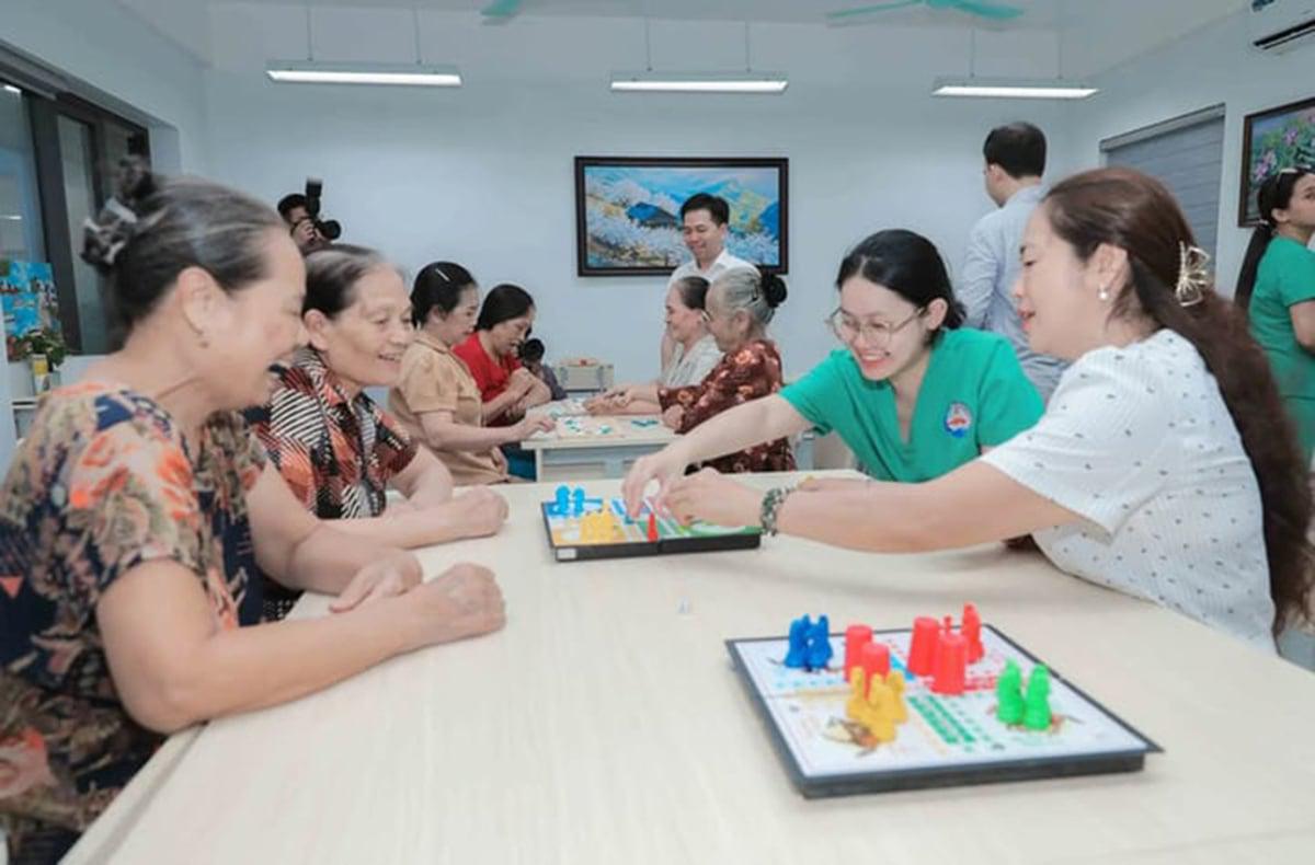 Mỗi ngày uống 5 loại thuốc, cụ bà 70 tuổi nói: "Giá như chuẩn bị cho tuổi già từ tuổi 40"