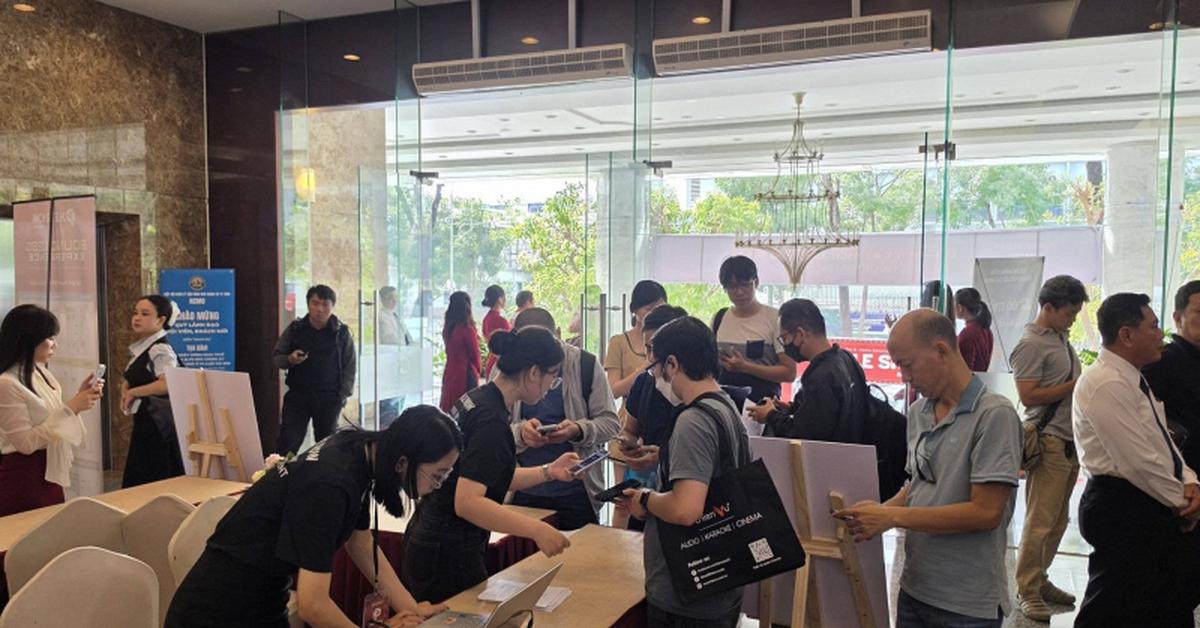 Người dân đổ xô đi xem triển lãm công nghệ ở TP.HCM: Ngồi xem phòng phim giá hàng chục tỷ, dàn loa "khủng" như đang ở concert