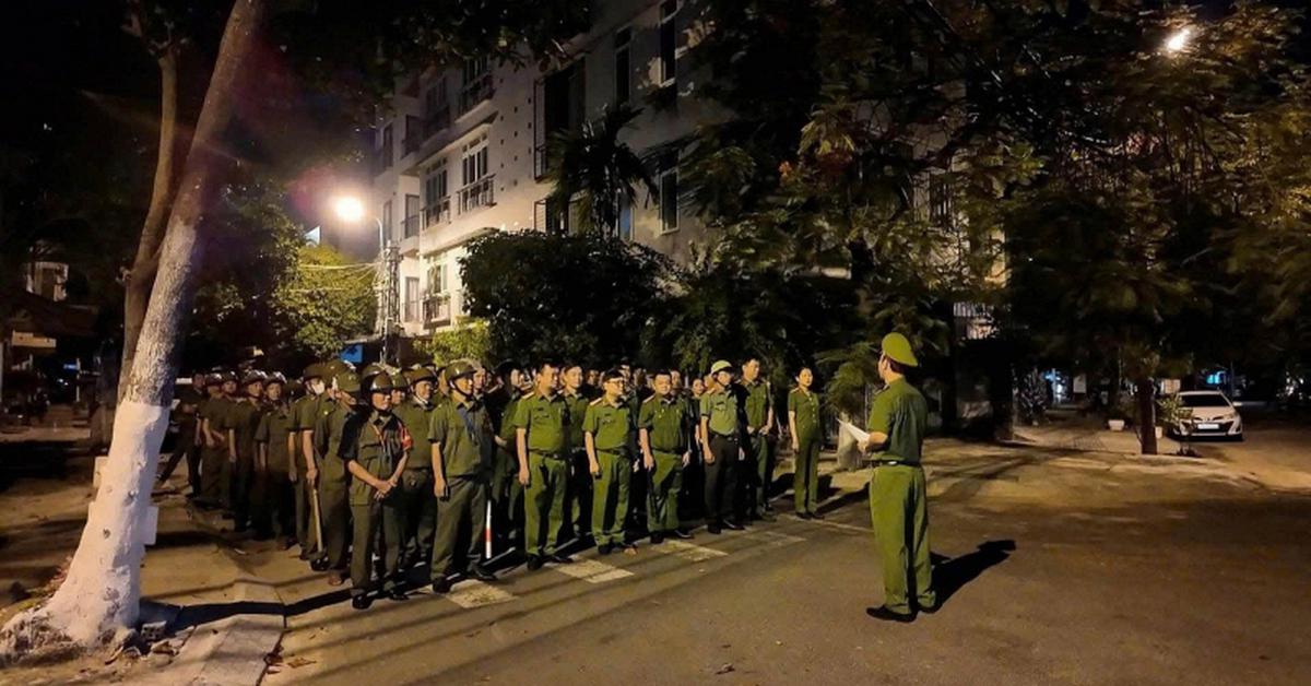 Hơn 120 cán bộ, chiến sĩ đồng loạt ra quân lúc rạng sáng, kiểm tra 155 người tại chợ đầu mối