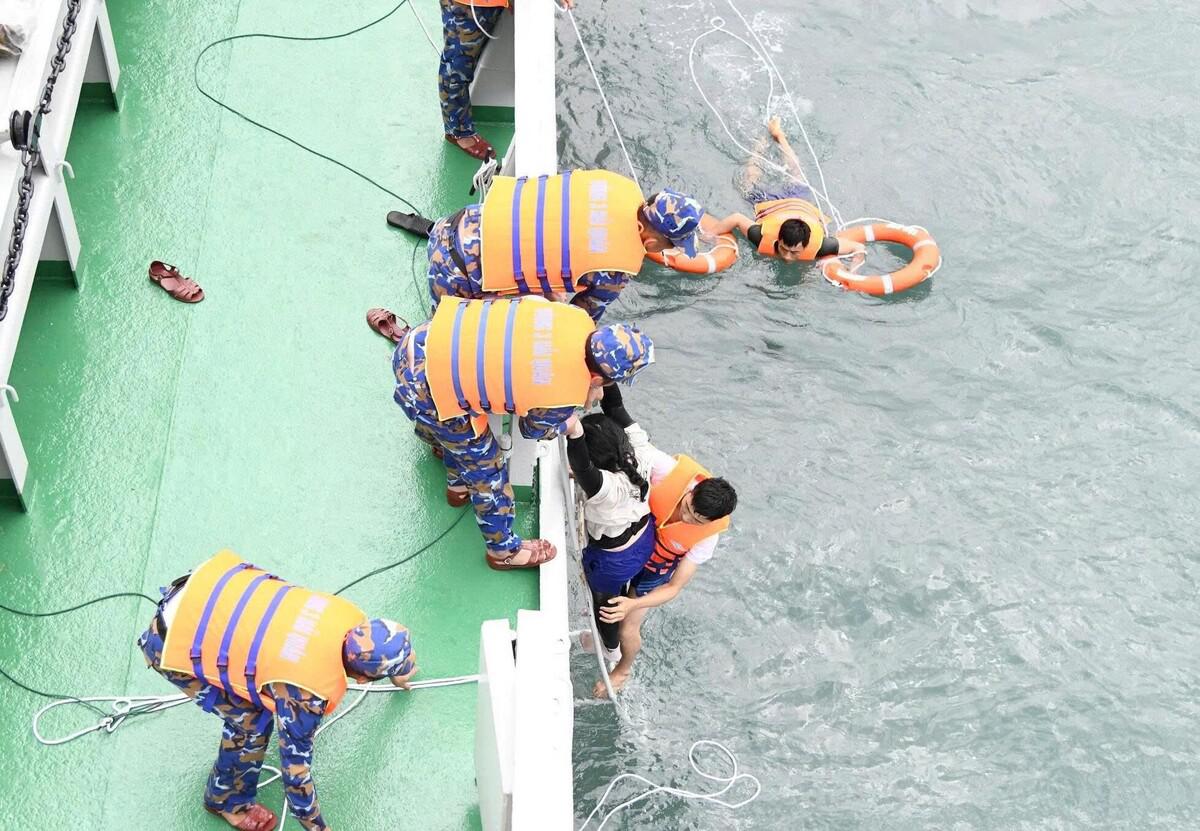 Không biết bơi, cô gái thoát chết thần kỳ sau 8 giờ trôi dạt trên biển
