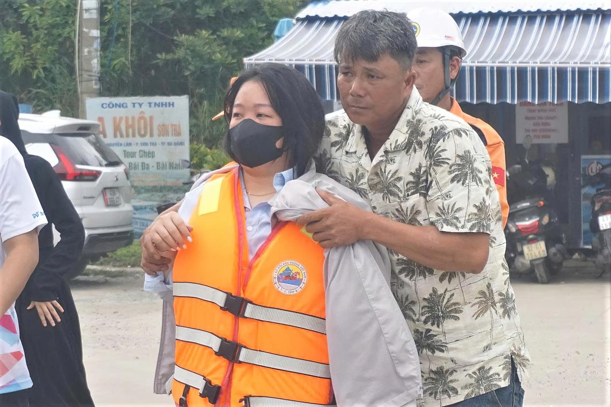 Cha òa khóc ôm con gái sống sót sau hơn 8 giờ trôi dạt trên biển: "Tôi nghĩ chẳng còn cơ hội nào nữa"