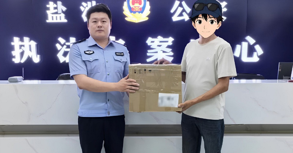 Phát hiện gói hàng chứa 503 triệu tiền mặt cùng 8 chiếc điện thoại chưa bóc seal, shipper báo công an
