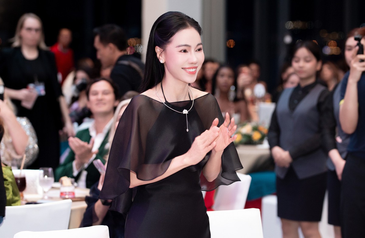 Bà Phạm Kim Dung chi gần 10.000 USD tại phiên đấu giá Miss World