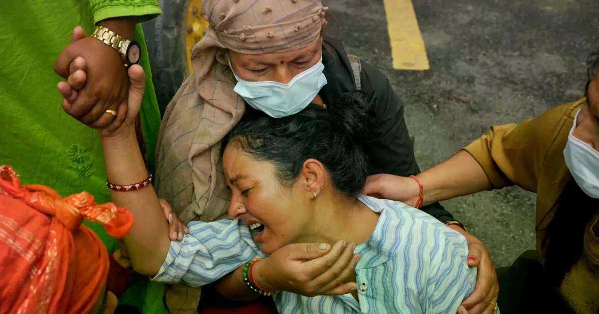 Cái chạm tay thay lời vĩnh biệt của người mẹ có con trai thiệt mạng vì lũ quét ở Nepal